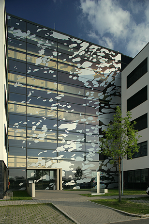 © Eva Borsdorf: Installation : Projektion 13.4.08, 2008 Silberfolie silbergrau auf Glas, 2288 x 1590 cm, TTR Technologieparks Tübingen Reutlingen